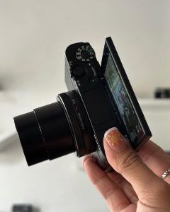 Sony DSC-RX100 III: (best Sony vlogging camera under $1000)