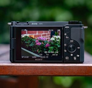 Sony ZV-E10: (Best Sony mirrorless camera under 1000)